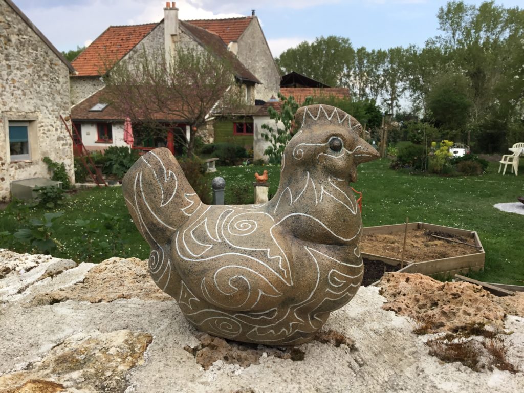 Poule gravée en grès